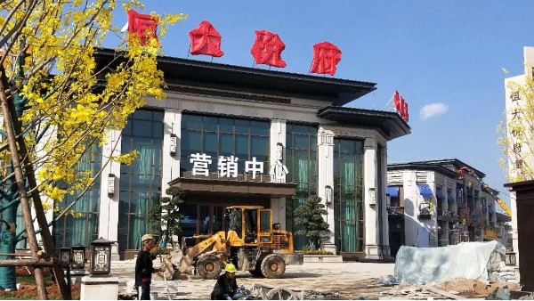 赢咖4照明生产的LED全结构防水洗墙灯在商业地产恒大的施工现场